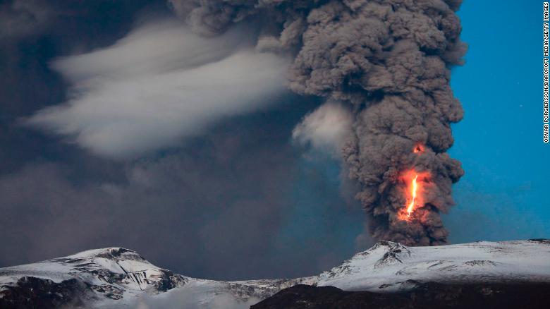 El volcán Eyjafjallajokull de Islandia liberando ceniza en mayo de 2010. Otra erupción volcánica islandesa produjo una nube que se extendió por todo el hemisferio norte en el año 536 A.C. (Crédito: Orvar Porgiersson / Barcroft Media / Getty Images)