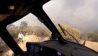 Pilotos rescatan a tres personas y dos perros de las llamas