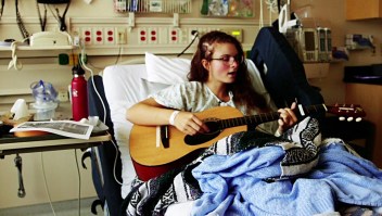 Joven artista cantó mientras la operaban de un tumor cerebral