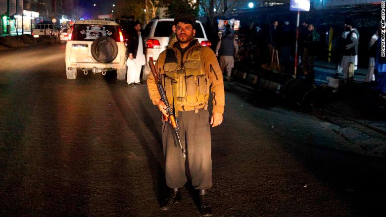 Un soldado afgano monta guardia en el exterior del hospital de emergencia después de un presunto ataque suicida dirigido a una reunión religiosa en un salón de bodas, en Kabul. (Crédito: EPA-EFE/HEDAYATULLAH AMID)