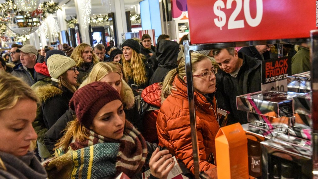Compradores en Black Friday compiten para obtener los mejores precios