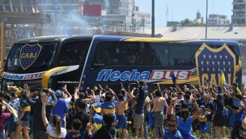 Jugadores de Boca son agredidos en las afueras del Estadio Monumental