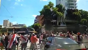 Mira el momento del ataque al autobús de Boca Juniors
