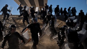 EE.UU. despliega más agentes a la frontera en respuesta a las protestas