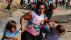 Madre que huye del gas lacrimógeno en la frontera: Sentí miedo, creí que moriríamos
