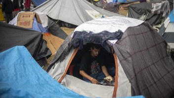 Así es la vida de los migrantes en un campamento improvisado en la frontera de México con EE.UU.