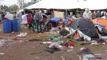 Migrantes bajo la lluvia en Tijuana se desplazan de albergue