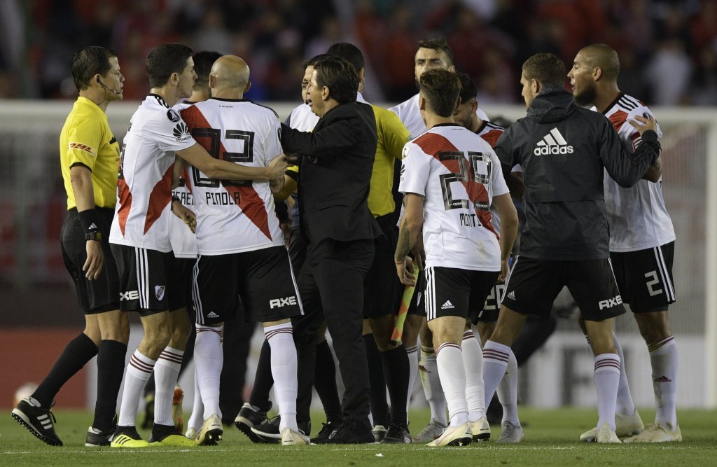 Gallardo, entrenador del River Plate, trata de calmar a sus jugadores durante el encuentro contra el Gremio. (Crédito: JUAN MABROMATA/AFP/Getty Images)
