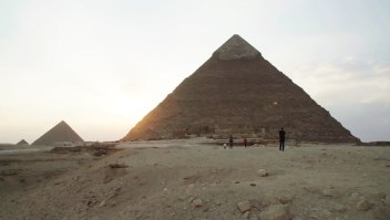 Egipto investiga el video de una pareja desnuda en la cúspide de la Gran Pirámide de Guiza