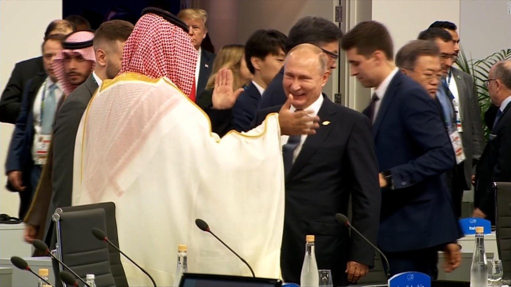 Putín saludó efusivamente al príncipe heredero saudí Mohamed bin Salman en el G20