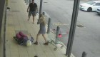Hombre golpea brutalmente a dos mujeres