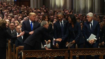 Bush comparte un momento dulce con Michelle Obama