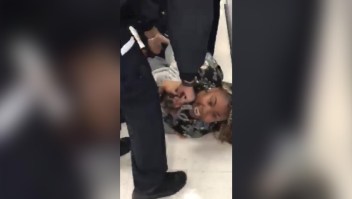 Video muestra a policías forcejeando con una madre con un bebé de un año