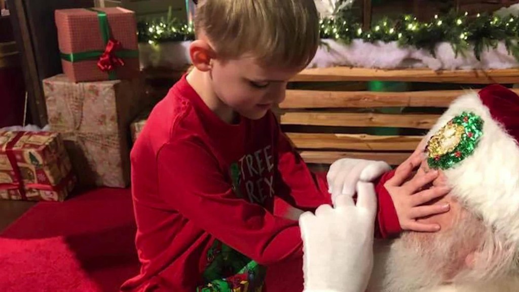 La conmovedora visita de un niño ciego y autista a Papá Noel