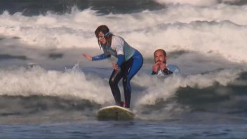 Una surfista ciega participa en campeonato mundial en California