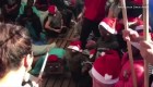 Niños migrantes celebran la Navidad a bordo de un barco de rescate
