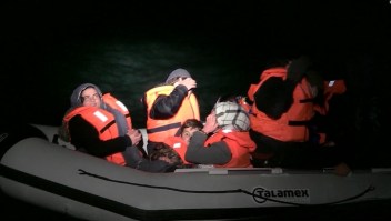 Migrantes intentan cruzar el Canal de la Mancha
