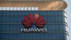 Huawei castiga a dos de sus empleados por usar iPhones