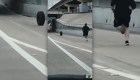 Hombre corre tras una llanta en una autopista en Houston, Texas