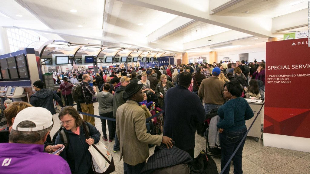 Aumenta el volumen de pasajeros, disminuye el número de empleados de la TSA en aeropuertos