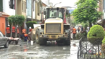 Rutura de desagüe inunda distrito en Lima