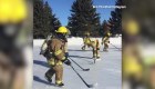 Estos bomberos se ejercitan de una manera muy divertida