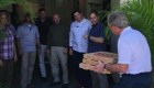 Bush y su esposa Laura llevaron pizza a los agentes del Servicio Secreto que los protegen