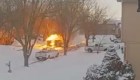 Este camión de correo estalla en llamas