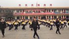 China: Estudiantes bailan para ejercitarse