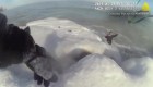 Cadena humana logra rescatar a un hombre de un lago congelado