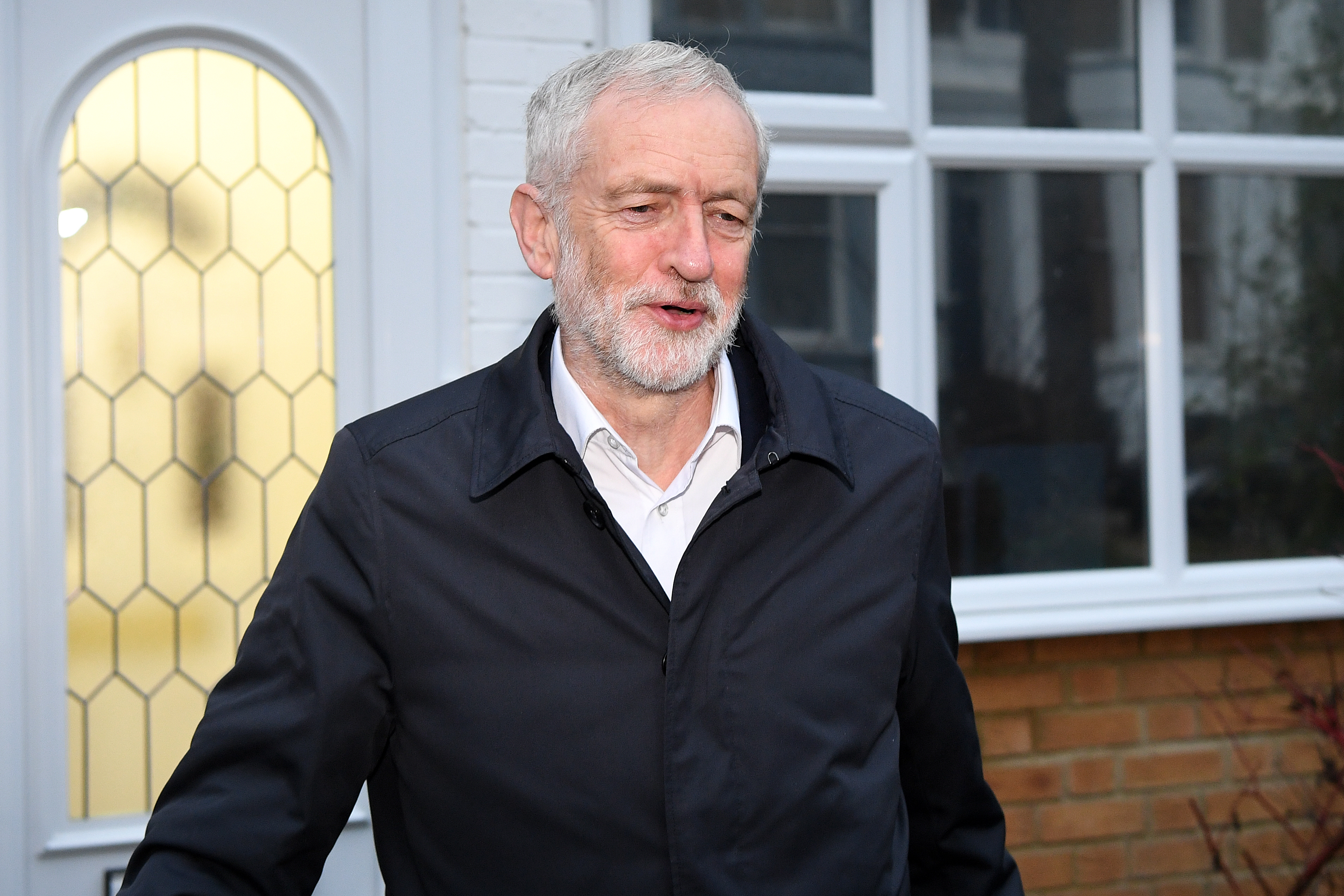 El líder laborista Jeremy Corbyn saliendo de su casa antes de la votación sobre la moción de censura a Theresa May. Crédito: Neal / Getty Images
