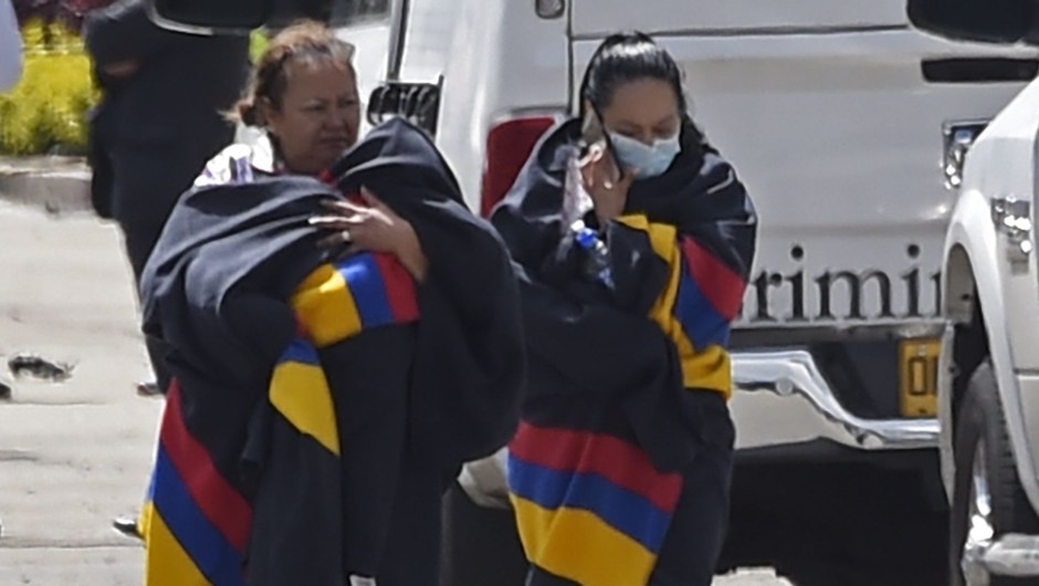 Las personas afectadas por la explosión en la escuela de entrenamiento de cadetes de la policía en Bogotá, evacuan el área donde un aparente ataque coche bomba dejó varios muertos y heridos el 17 de enero de 2019. Crédito: JUAN BARRETO / AFP / Getty Images)