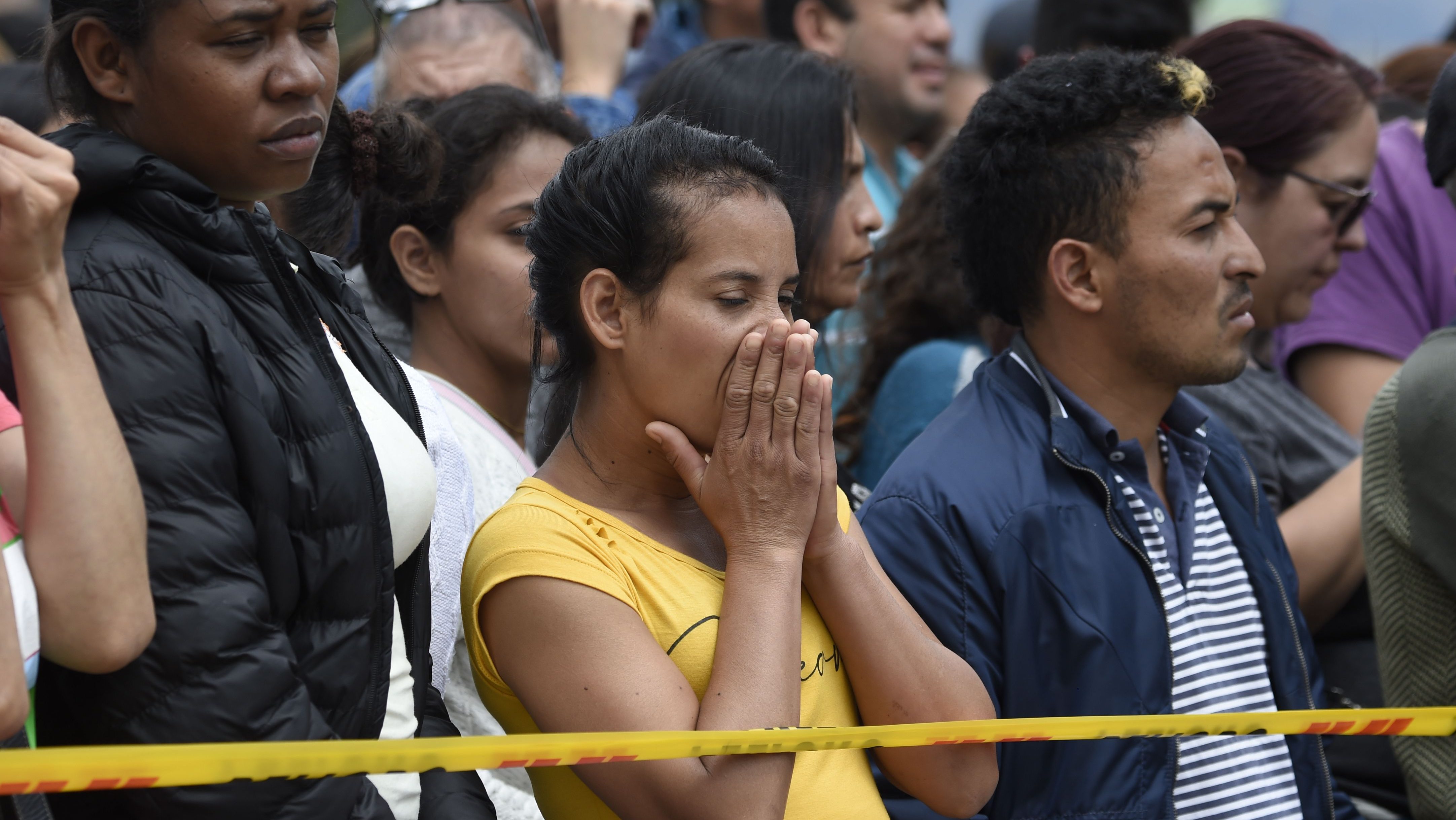 La gente espera noticias cerca del lugar de la explosión en una escuela de entrenamiento de cadetes de la policía en Bogotá el 17 de enero de 2019. Crédito: JUAN BARRETO / AFP / Getty Images
