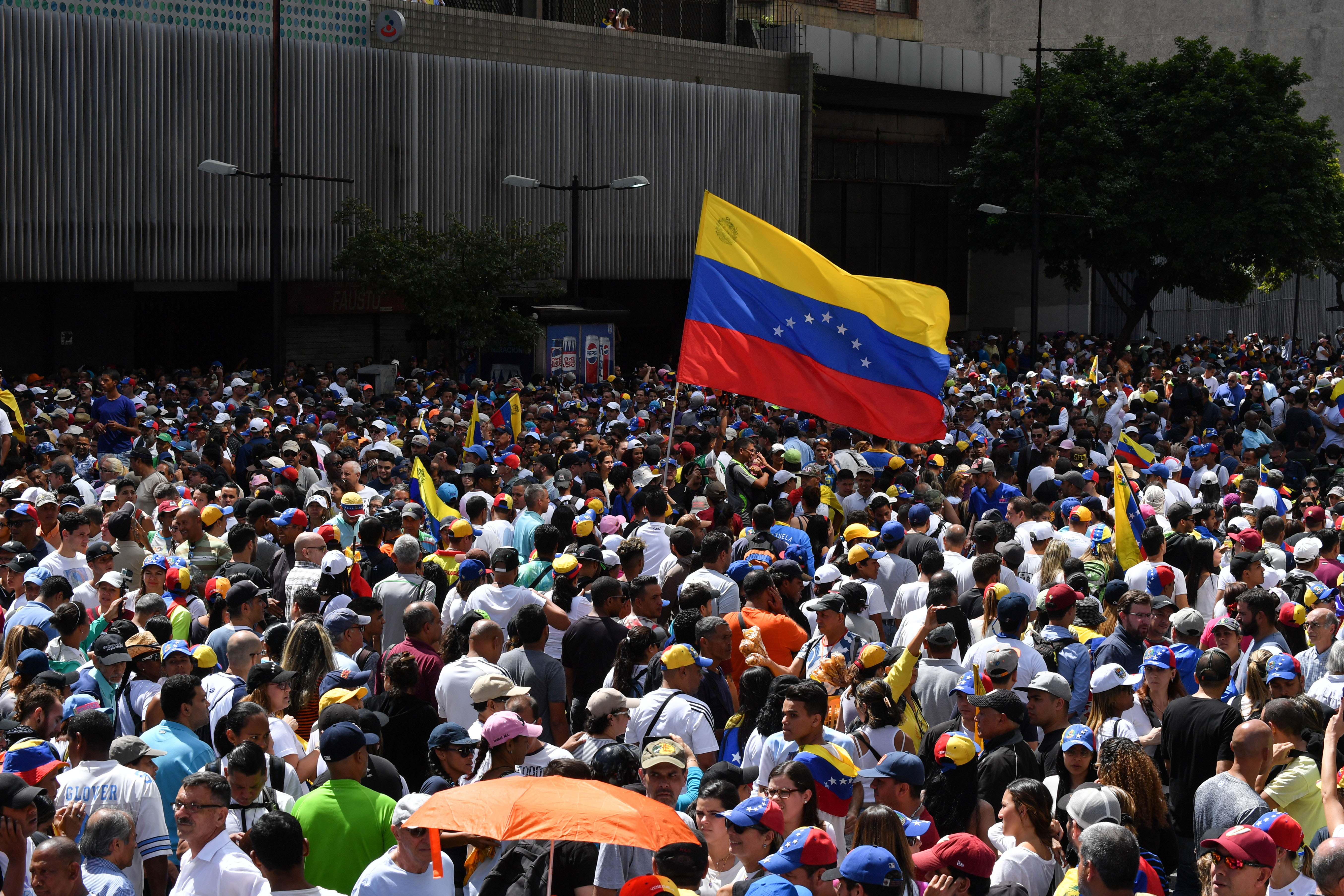 Partidarios de la oposición venezolana salen a las calles para protestar contra el gobierno del presidente Nicolás Maduro. Crédito: YURI CORTEZ / AFP / Getty Images