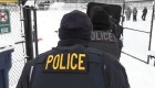 Estos policías organizan una pelea con bolas de nieve