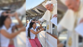Niña elude la seguridad para saludar al papa