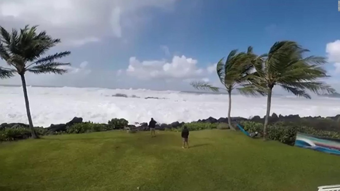 Una gran ola llega hasta un jardín en Hawai