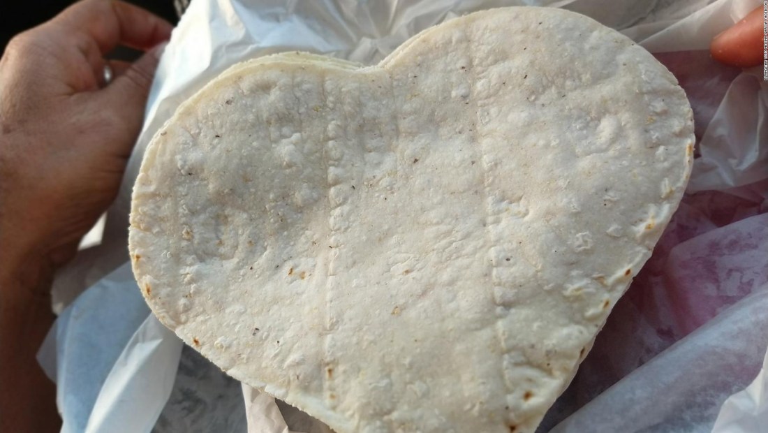 Tortillas en forma de corazón son éxito en ventas