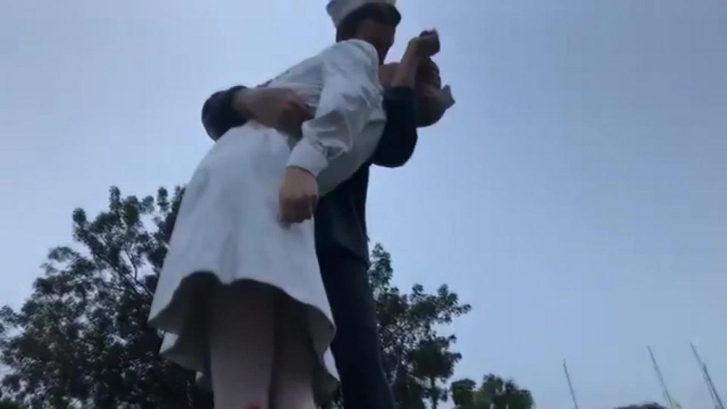Vandalizan estatua del icónico beso del marinero a la enfermera