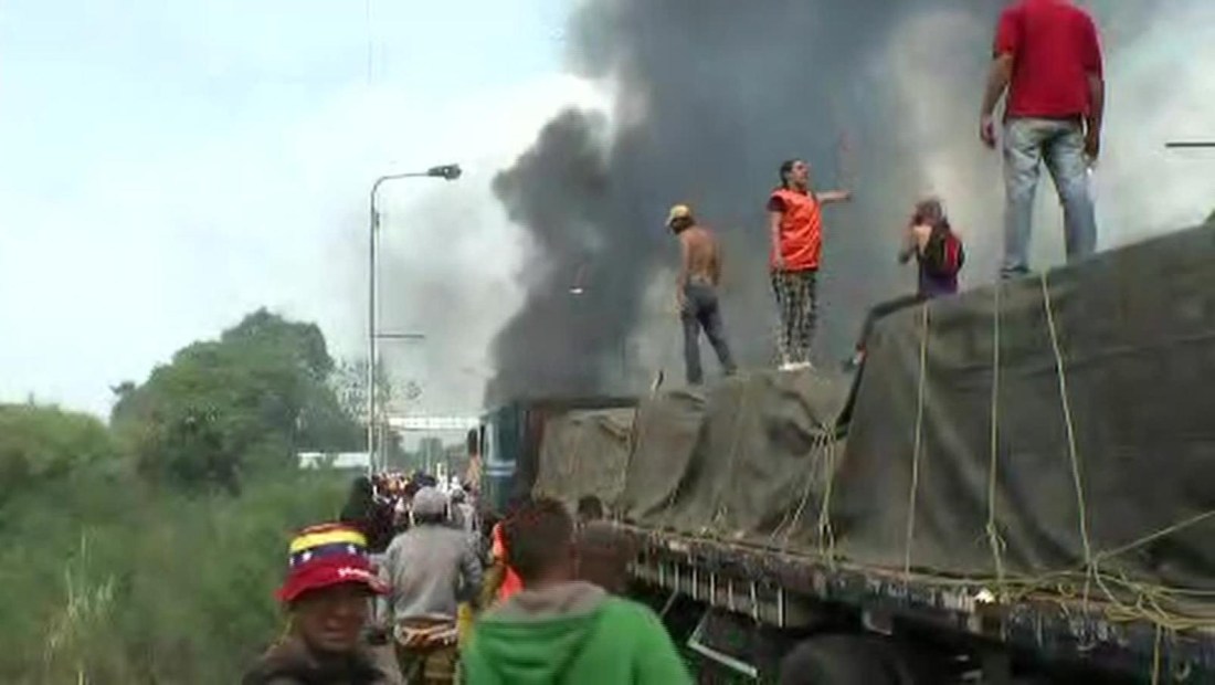 Arden camiones con ayuda humanitaria entrando a Venezuela