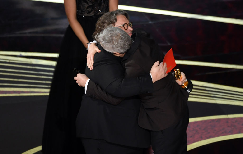 HOLLYWOOD, CALIFORNIA - FEBRUARY 24: Alfonso Cuaron accepts the Best Director award for 'Roma' from Guillermo del Toro onstage during the 91st Annual Academy Awards at Dolby Theatre on February 24, 2019 in Hollywood, California. (Photo by Kevin Winter/Getty Images)