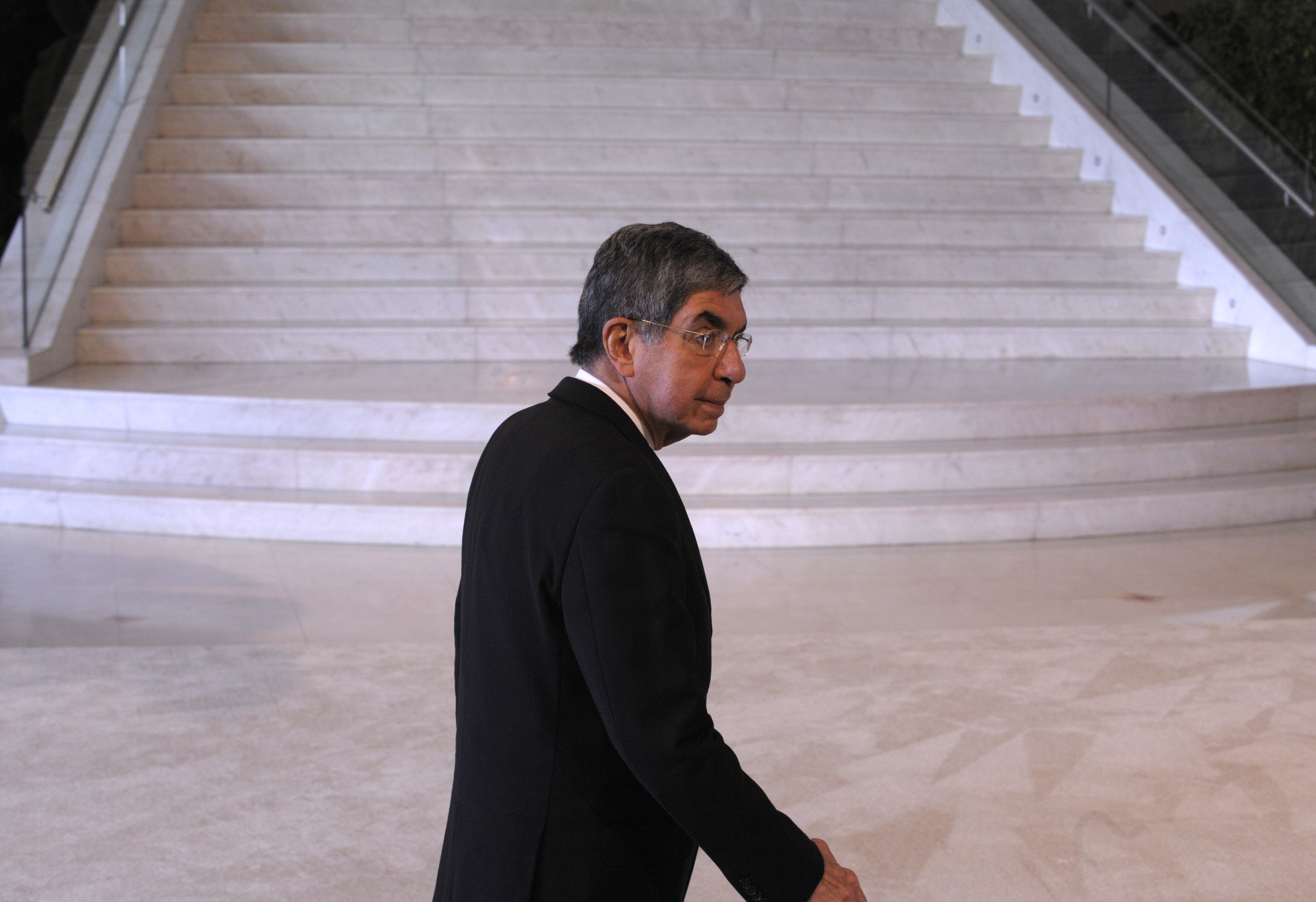Costa Rica's President Oscar Arias Sanchez arrives for the start of the XIX Ibero-American Summit on November 30, 2009 in Estoril. Heads of state and government leaders of Portugal, Spain, Andorra and South American countries will gather in Estoril, outskirts of Lisbon, for the XIX Ibero-American Summit from November 29 to December 1, 2009. AFP PHOTO / MIGUEL RIOPA (Photo credit should read MIGUEL RIOPA/AFP/Getty Images)