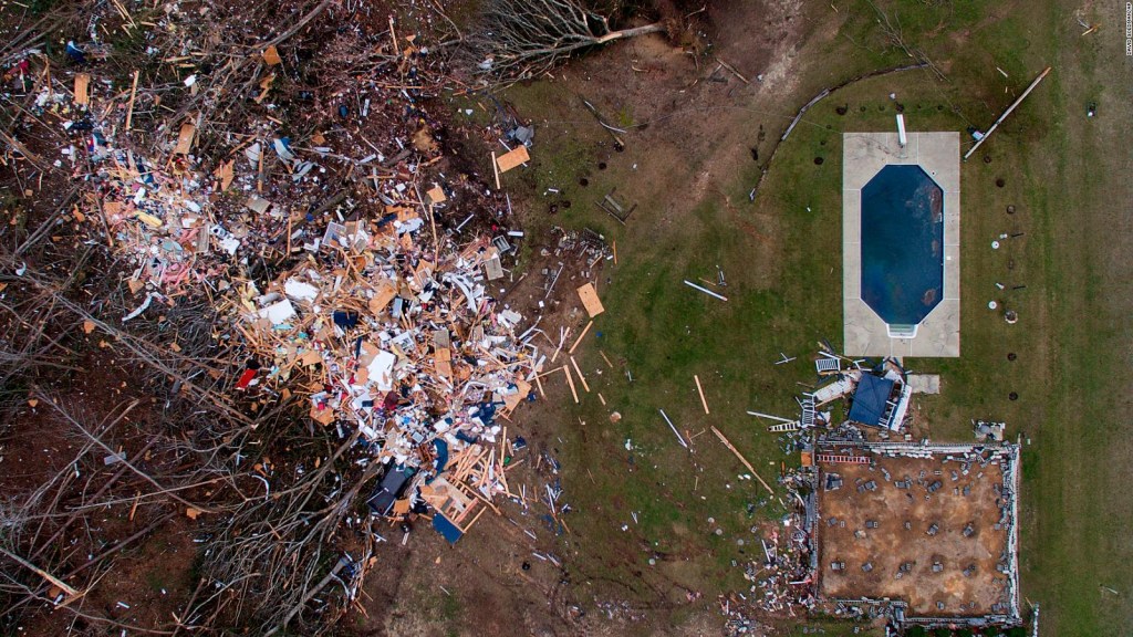 Buscan a al menos 20 desparecidos por tornados en Alabama