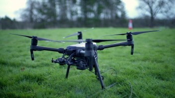 Estos drones pueden volar durante horas gracias a un cable