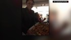 Piloto compra pizzas para pasajeros