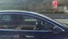 Conductor duerme mientras su Tesla avanza en una autopista