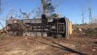 Tornado en Alabama volteó hasta autobuses
