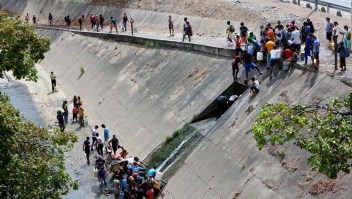 Venezolanos desesperados recolectan agua de río maloliento