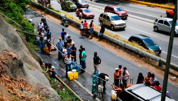 Con envases en mano los venezolanos van en busca de agua