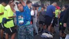 Mujer con traje indígena corre maratón en Los Ángeles